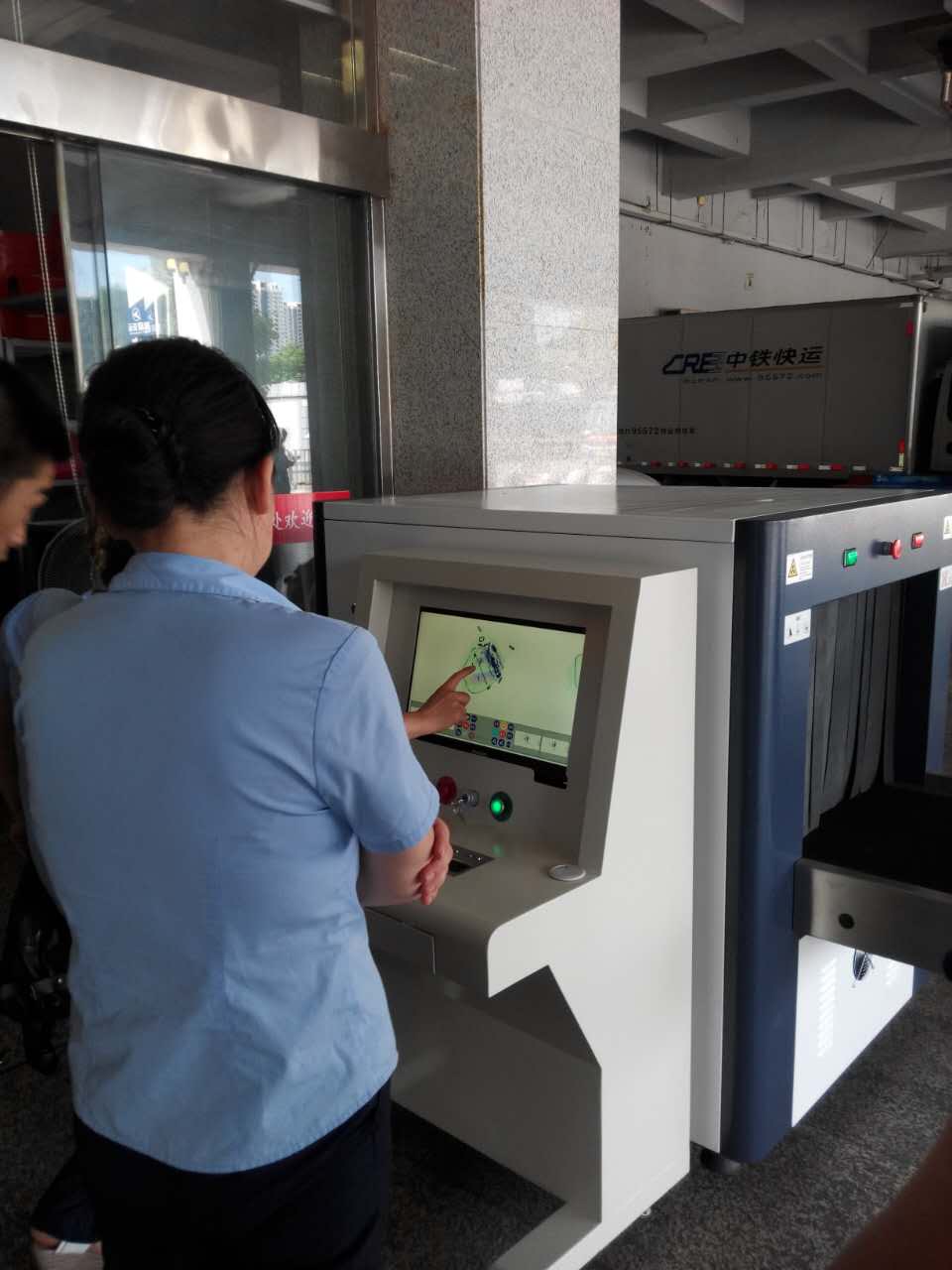 漢口高鐵站行李存放處采購一臺艾崴AN6550安檢機.JPG